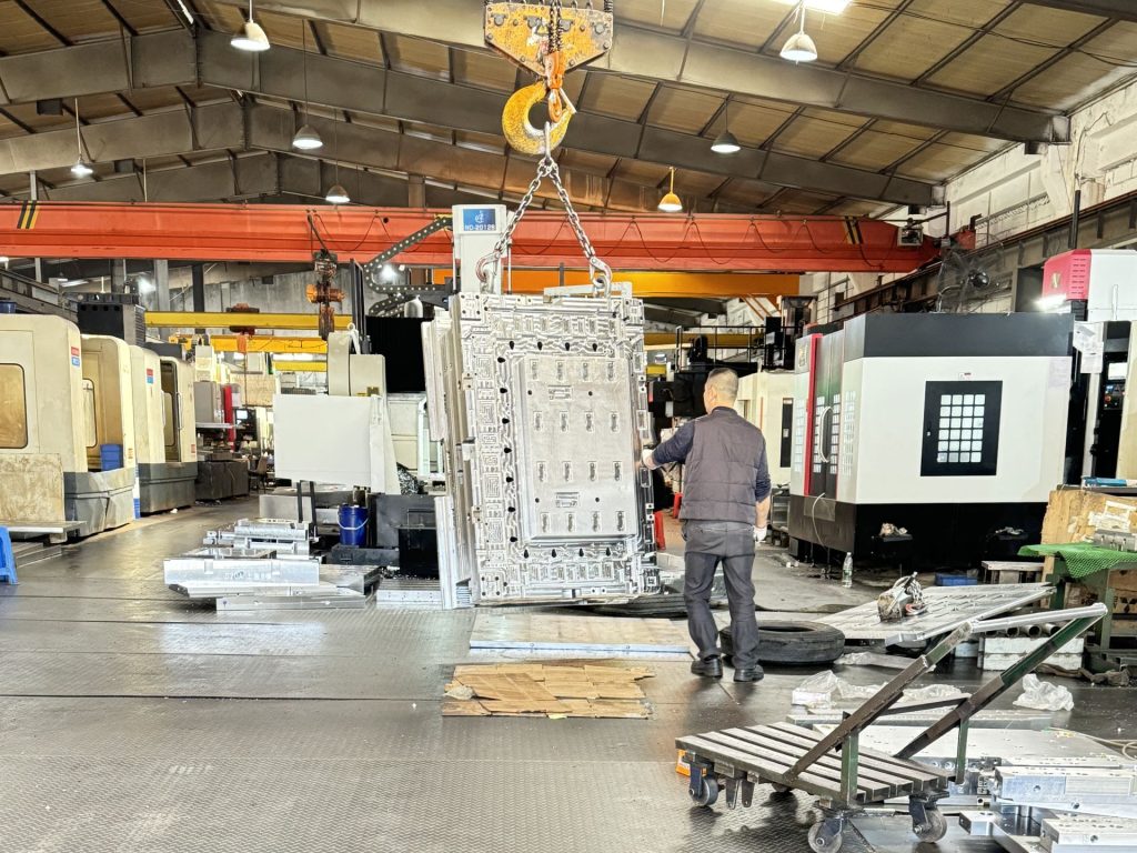 Large mold manufacturers are in China