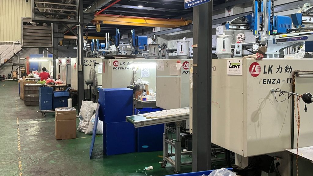 large injection molding wordshop in Shenzhen, China