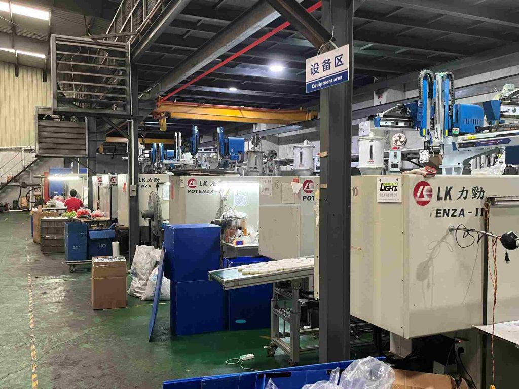 Plastic injection molding production workshop